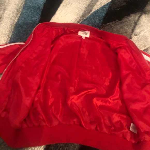 A red jacket - Picture 3 of 3